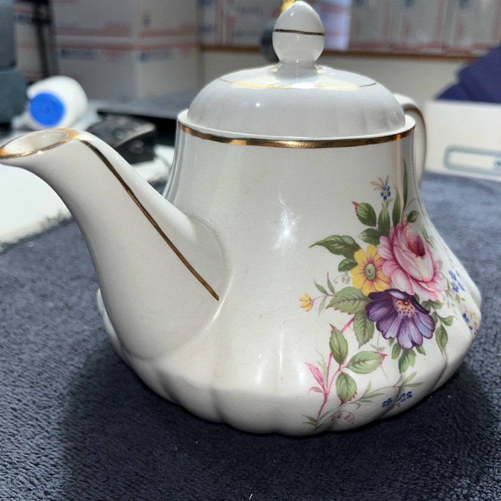 Vintage “Heatmaster” Teapot Floral Design With Gold Trim by Ellgreave Pottery - Picture 4 of 14